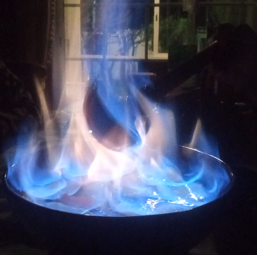 El aguardiente gallego: tradición y ritual en la queimada